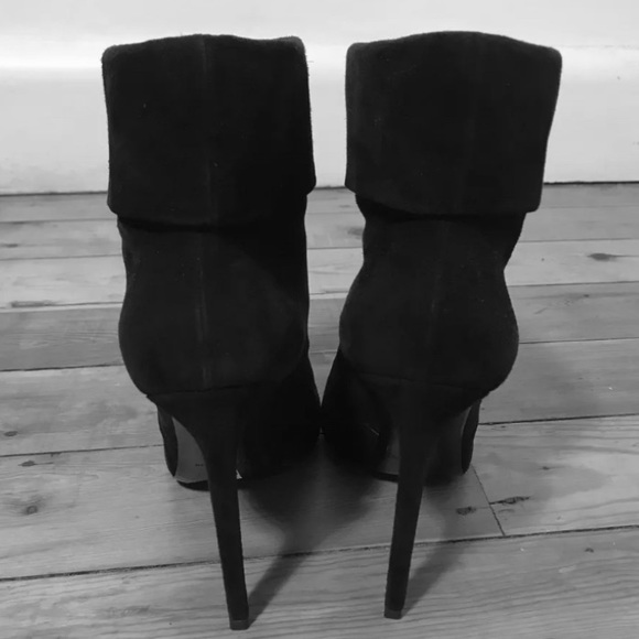Authentic Saint Laurent suede pointy toe booties - Picture 2 of 4